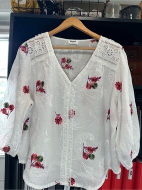Kindred White V-Neck Embroidered Floral Peasant Blouse